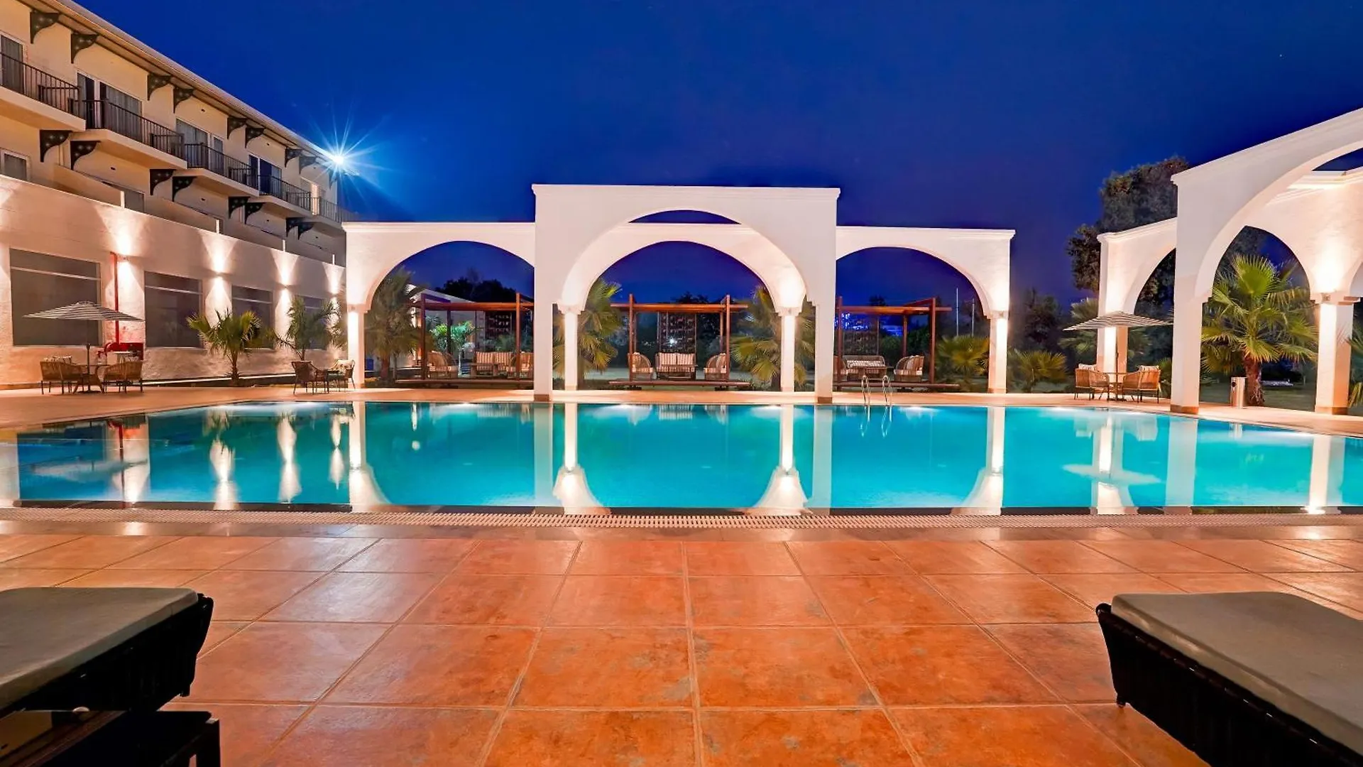 Sunday Hotels And Resort Gurgaon 4*,