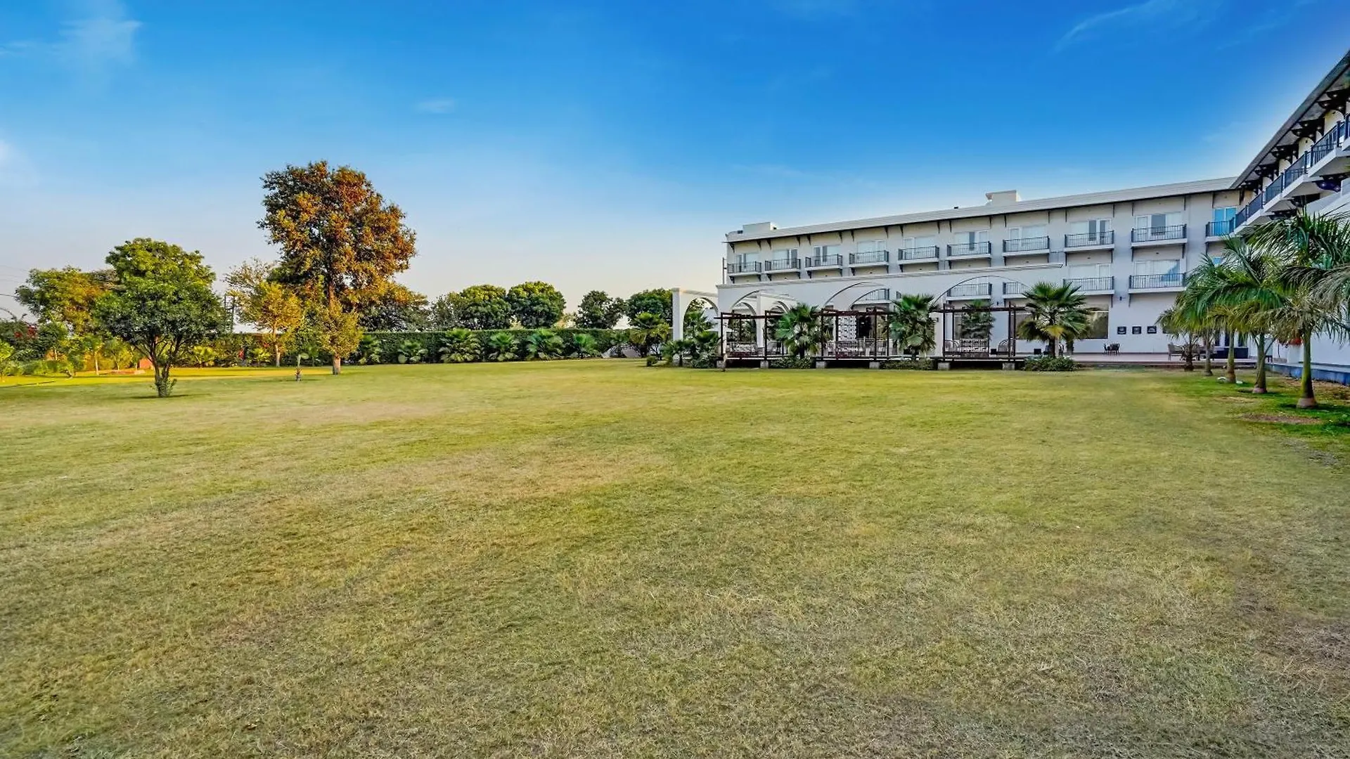 Sunday Hotels And Resort Gurgaon India